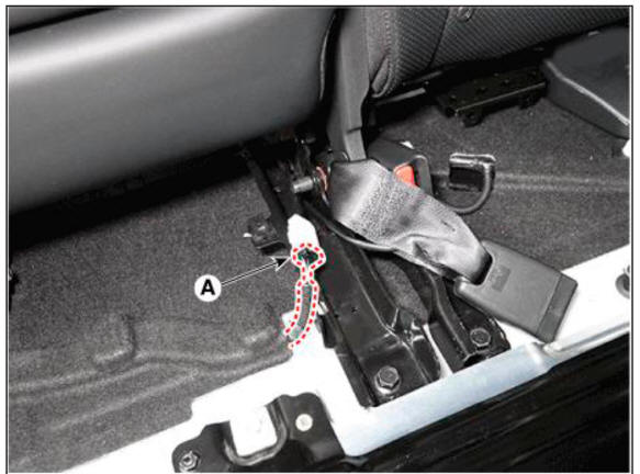 (4) Loosen the mounting bolts, remove the rear seat back assembly (A).